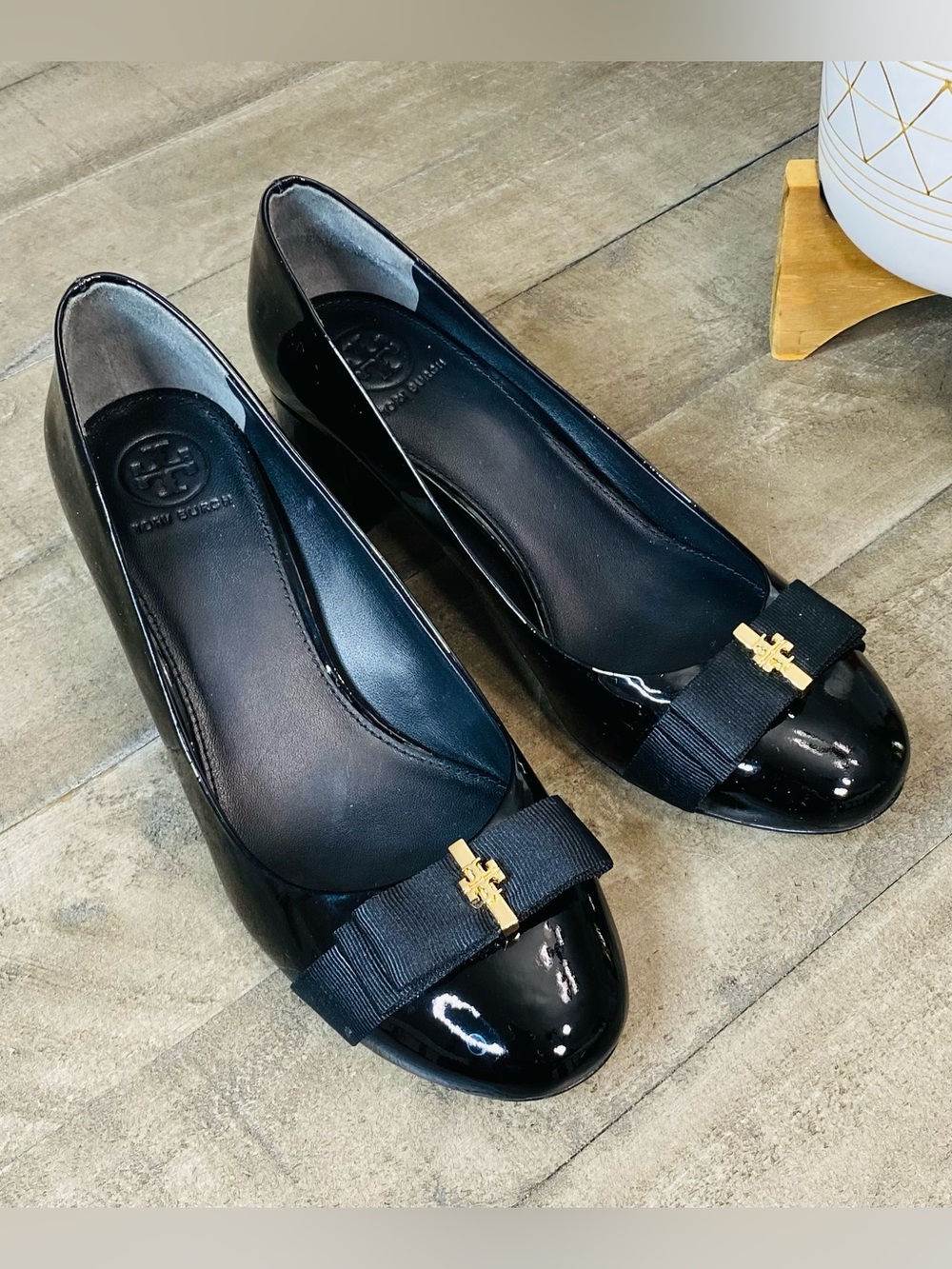 Tory Burch Black Patent Leather Trudy Block Heel Pumps Bow Gold Hardware Sz 7
